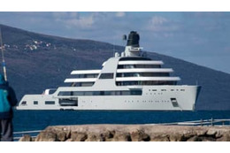 アブラモヴィッチの「660億円の船」に落書きしようとした男、逮捕される 画像