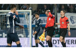 「クソ馬鹿」 審判の頭に物体投げつけ試合中止…ボーフムがホームファン非難 画像