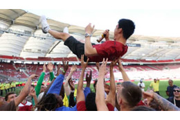 遠藤航、シュトゥットガルトで胴上げ！日本代表選手たちもいいねしまくる 画像