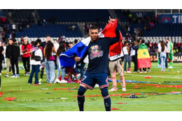 レアルファン、CL決勝のパリでエムバペのユニフォームを焼く 画像