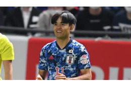 21歳になった久保建英、「股間ネタ」で橋岡大樹とじゃれ合う 画像