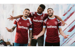 ウェストハム、2022-23新ユニフォームを発表！「90年代レトロ」なデザイン 画像