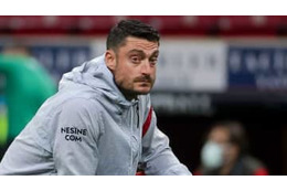 アルベルト・リエラ新監督「就任会見で襲撃受ける」映像が話題 画像