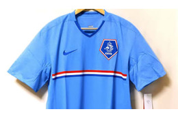 「国旗と国歌」をストレートに表現！オランダ代表、2008アウェイユニフォーム 画像