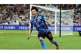 三笘薫、ブライトンで初練習！伊東純也を知る選手に話しかけられる 画像