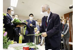 元島民、洋上から先祖慰霊 画像