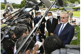 ロシア大使が広島で献花 画像