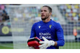 「英雄的」 バルサ戦でファンが心停止…カディスGKは全力疾走でAEDを届ける 画像