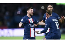 メッシはやっぱり神！PSGでやった「寝ころび右足スルーパス」がすごい 画像