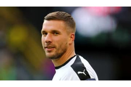 元Jリーガーの37歳ポドルスキ、仰天の超ゴール！60メートル弾がこれ 画像