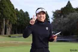 5アンダー単独首位で優勝賞金500万円に鍋島海良が王手「ロースカツ食べたのがよかったのかな？」 画像