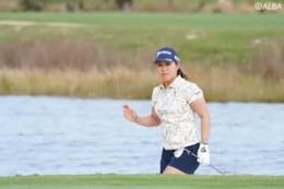 畑岡奈紗がホールアウト後に探し物　同組アンドレア・リーが見つけ“ありがとう” 画像