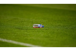 気色悪すぎ…GK、敵ファンのおしっこを飲んでしまう！怒りの反撃も退場宣告 画像