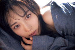 乃木坂46山下美月、彼シャツ姿で美肌ショット披露「TRIANGEL magazine」先行カット公開 画像