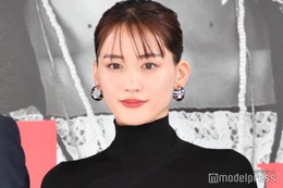 綾瀬はるか、美背中大胆魅せタイトドレス姿 新作映画のためのヘアカット告白＜リボルバー・リリー＞ 画像