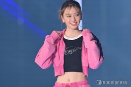 山本舞香、へそ出しルックが眩しい 投げキスで観客沸かす＜TGC 2023 S／S＞ 画像