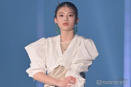 出口夏希、涼しげホワイトコーデが眩しい クールな表情に視線集中＜TGC 2023 S／S＞ 画像