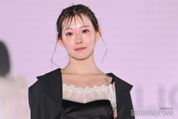 渡辺美優紀、胸元透けるレースがSEXY モノトーンガーリールックでキュートな微笑み＜関西コレクション 2023 S／S＞ 画像