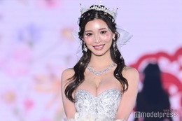 キャバ嬢引退のみゆう、美谷間チラリ純白ドレス姿で眩しい美貌＜関西コレクション 2023 S／S＞ 画像