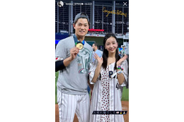 板野友美「WBC」優勝の夫・高橋奎二選手との2ショット公開 身長差にも注目集まる 画像