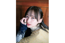 日向坂46影山優佳、上目遣いで大人っぽさ漂う 1st写真集先行カット公開＜知らないことだらけ＞ 画像