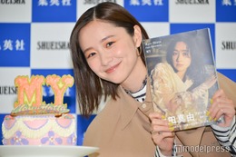 堀田真由、すっぴん＆リアル部屋着の撮影振り返る「実家のソファで寝ているときみたいな…」＜MY＞ 画像