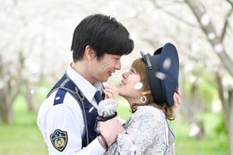 田中圭＆高畑充希がキス寸前「unknown」“桜吹雪ラブ”場面写真解禁 画像