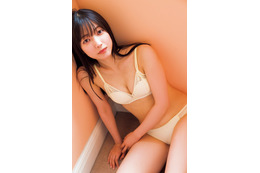 櫻坂46大園玲、ドキッとする黄色いランジェリー姿 1st写真集「半分光、半分影」発売前重版も決定 画像