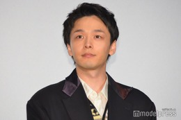 中村倫也、水卜麻美アナと結婚後初の公の場 観客の拍手を“指揮”＜宇宙人のあいつ＞ 画像