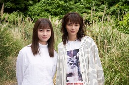 広瀬すず＆橋本環奈、穏やかな表情の貴重なオフショット解禁＜映画 ネメシス 黄金螺旋の謎＞ 画像