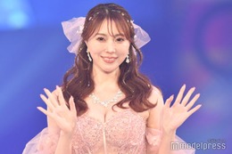 “1日限定”キャバ嬢が話題・森咲智美、人生初ランウェイ 美谷間くっきりドレスで吉村崇を誘惑？＜札幌コレクション 2023 S／S＞ 画像