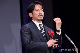 岡田准一、中井貴一から“高倉健さんの腕時計”受け継ぐ「落ち込んでいる時期だったので救われた」初の特別主演男優賞＜第32回日本映画批評家大賞＞ 画像