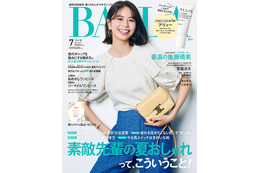 佐藤晴美、笑顔の秘訣語る「落ち込んでいるときこそ…」3度目の「BAILA」表紙登場 画像