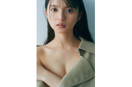 齋藤飛鳥、素肌にジャケット羽織る大人な“美デコルテ”ショット 乃木坂46卒業記念写真集先行カット公開＜ミュージアム＞ 画像