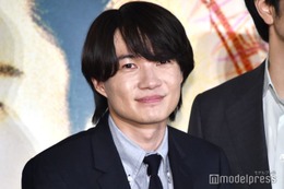 “神様”神木隆之介、30歳バースデーを杉咲花らが祝福　お札から飛び出しド派手に登場＜大名倒産＞ 画像