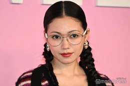 二階堂ふみ、ミニ丈ボトムスで美脚披露 三つ編みヘアがキュート＜メティエダール コレクション CHANEL-DAKAR＞ 画像