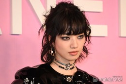 小松菜奈、鼻ピアス＆斬新レザーワンピでクールな魅力＜メティエダール コレクション CHANEL-DAKAR＞ 画像