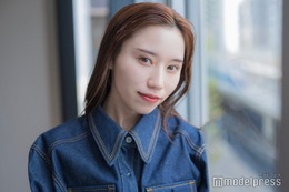 ばんばんざい・みゆ、美脚輝くコーデに反響「雑誌みたい」「さすがのスタイル」色付きメガネも新鮮 画像