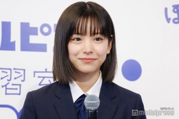 現役高校生・當真あみ、制服姿で笑顔輝く 2024年の抱負も語る 画像