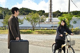 ＜さよならマエストロ～父と私のアパッシオナート～ 第1話＞俊平（西島秀俊）、娘・響（芦田愛菜）と5年ぶり再会 廃団寸前の市民オーケストラを再建？ 画像