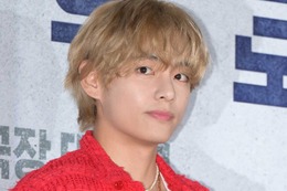 BTS・V、鮮烈青髪ロング姿で美腹筋披露「神々しい」「人間離れした美しさ」反響続々 画像