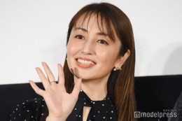 矢田亜希子、ミニ丈ワンピで美脚披露「美しい」「スタイル抜群」の声 画像