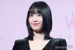 TWICEモモ、美デコルテ際立つ水着姿公開「見惚れる」「抜群のスタイル」と反響続々 画像