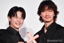 綾野剛、齋藤潤とのシーンの“距離感の近さ”に言及 齋藤が「キュンと来た」シーンは？＜カラオケ行こ！＞ 画像