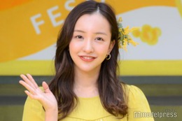 板野友美、ミニスカ＆タイツで美脚スラリ「可愛すぎ」「スタイル良い」の声 画像