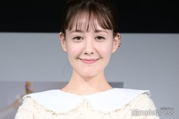 トリンドル玲奈、ミニスカ＆黒タイツで美脚輝く「可愛すぎ」「さすがのスタイル」の声 画像