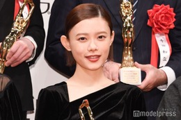 杉咲花、美背中ざっくりドレスで登場 女優主演賞受賞も心境の変化は“あまり感じていない”理由とは＜第78回毎日映画コンクール＞ 画像