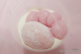 セブン新スイーツ「肉球のにゃんパフェ いちご＆みるく」桜ピンクの肉球を愛でて味わう一品 画像