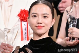 清原果耶「読売演劇大賞」杉村春子賞受賞で初舞台回顧「毎日足を震わせながら」スリットドレスで美脚チラ見せ 画像