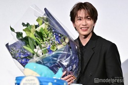 志尊淳、誕生日サプライズに歓喜 杉咲花から花束もらい「公共の場ですいません」＜52ヘルツのクジラたち＞ 画像